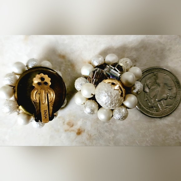 Vintage gorgeous Tara white frosted gold drip cluster beaded clip on earrings - Picture 4 of 6